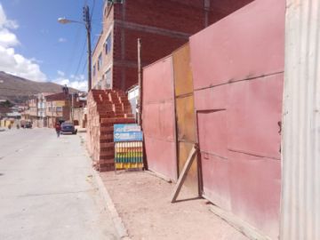 Comercios, letreros y comerciantes ocupan las aceras.