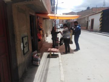 Comercios, letreros y comerciantes ocupan las aceras.