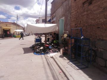 Comercios, letreros y comerciantes ocupan las aceras.