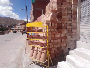 Comercios, letreros y comerciantes ocupan las aceras.