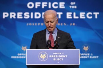 Biden denuncia como una “farsa” distribución de vacunas de covid-19 en EEUU