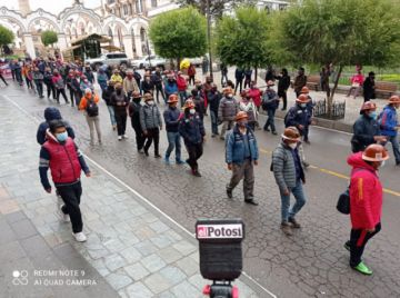 Los trabajadores marcharon hasta la plaza principal.