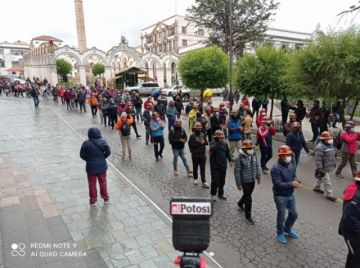 Los trabajadores marcharon hasta la plaza principal.