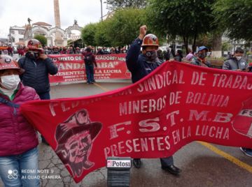 Los trabajadores marcharon hasta la plaza principal.