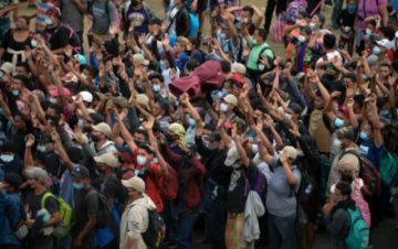 Migrantes hondureños, parte de una caravana que se dirige a Estados Unidos, se reúnen para rezar en Vado Hondo, Guatemala, el 17 de enero de 2021