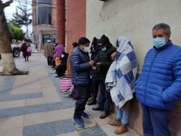 Las filas comienzan la noche anterior a la atención
