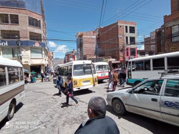Hay amplia afluencia vehicular y peatonal en el último domingo de circulación