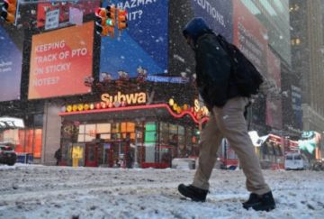 Un hombre camina por Times Square durante la tormenta de nieve del 1 de febrero de 2021 en Nueva York