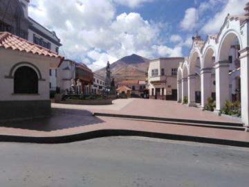 Hay tiendas abiertas y peatones en las calles  pese a encapsulamiento en Potosí