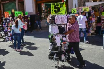La necesidad empuja a los mexicanos a la calle, pese a mortal rebrote de covid-19