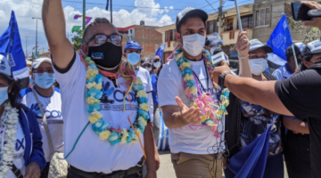 Cochabamba: candidatos bailan y cantan coplas carnavaleras en caravanas convocadas en plena pandemia