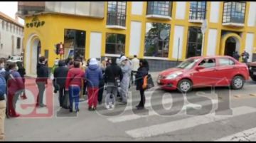 Médicos bloquean el centro de Potosí en rechazo a la ley de emergencia sanitaria
