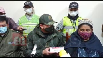 Policía en Potosí entrega un celular a niña que sufrió un robo