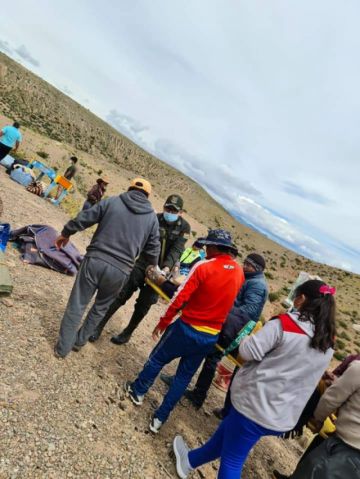 El camión quedó volcado. Los equipos de auxilio llegaron a la zona.