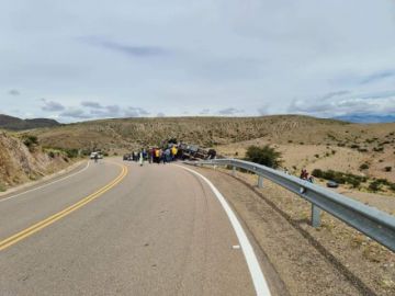 El camión quedó volcado. Los equipos de auxilio llegaron a la zona.