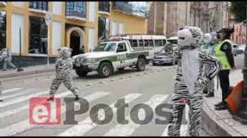 “Los Tigritos” están de vuelta en las calles para enseñar sobre bioseguirdad