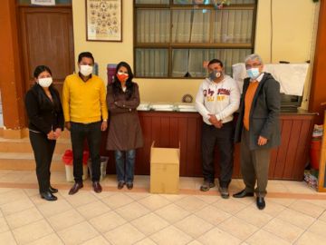 Las entregas se efectuaron a los representantes de las instituciones.
