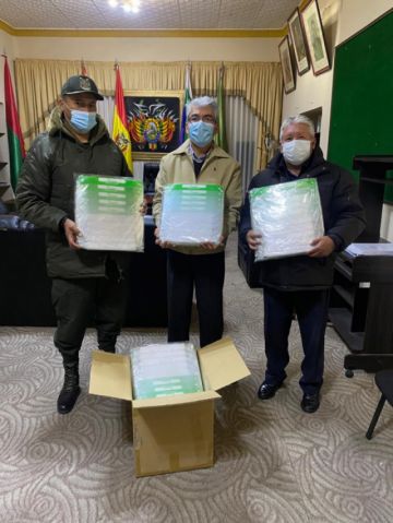 Las entregas se efectuaron a los representantes de las instituciones.