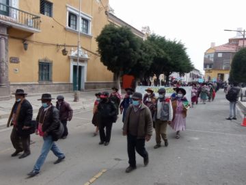 Los pobladores llegaron hasta la plaza 10 de Noviembre.