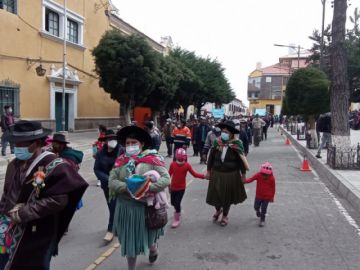 Los pobladores llegaron hasta la plaza 10 de Noviembre.