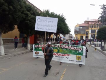 Los pobladores llegaron hasta la plaza 10 de Noviembre.