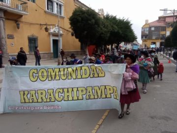 Los pobladores llegaron hasta la plaza 10 de Noviembre.