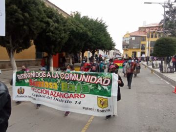 Los pobladores llegaron hasta la plaza 10 de Noviembre.