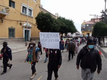 Los pobladores llegaron hasta la plaza 10 de Noviembre.