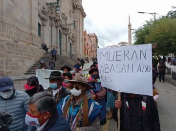 Los pobladores llegaron hasta la plaza 10 de Noviembre.
