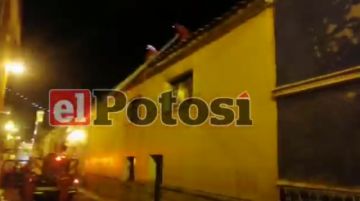 Bomberos acude para sofocar incendio en una vivienda en el centro de la ciudad de Potosí