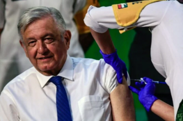 Presidente de México recibe vacuna contra covid-19 en público para convencer a escépticos