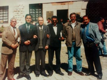 Aquí aparece en medio de Wilson Mendieta y Omar Velasco, ambos fallecidos. Foto: Hugo Azurduy