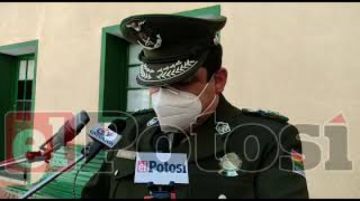Ocupantes de vehículo detenido por Tránsito chocan motorizado en edificio policial