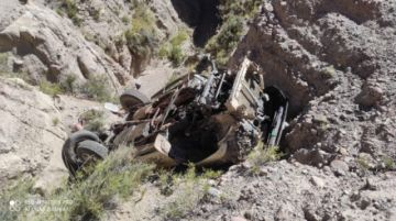 Dos niños se salvan de milagro y su padre muere tras caer su vehículo a un barranco