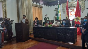 Jhonny Mamani posesiona a su gabinete departamental
