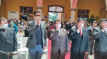 Alcalde Llally posesiona a sus colaboradores