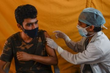 India roza los 4.000 muertos diarios y EEUU apuesta por liberar patentes de vacunas anticovid