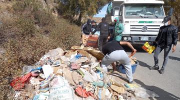 La basura recolectada fue recogida en camiones para llevarlas al vertedero de Karachipampa. FOTO: VLADIMIR EQUICE