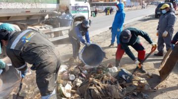 La basura recolectada fue recogida en camiones para llevarlas al vertedero de Karachipampa. FOTO: VLADIMIR EQUICE