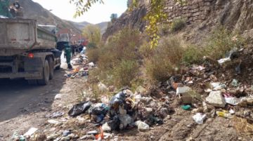 La basura recolectada fue recogida en camiones para llevarlas al vertedero de Karachipampa. FOTO: VLADIMIR EQUICE