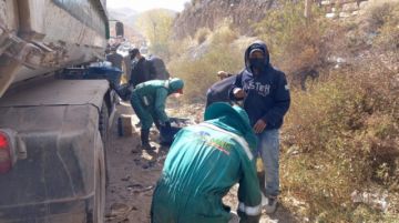 La basura recolectada fue recogida en camiones para llevarlas al vertedero de Karachipampa. FOTO: VLADIMIR EQUICE