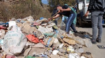 La basura recolectada fue recogida en camiones para llevarlas al vertedero de Karachipampa. FOTO: VLADIMIR EQUICE