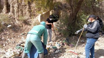 La basura recolectada fue recogida en camiones para llevarlas al vertedero de Karachipampa. FOTO: VLADIMIR EQUICE