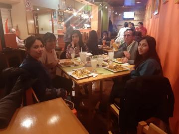 Con sus hijas.