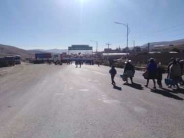 El transporte pesado bloquea las garitas de acceso a la ciudad.