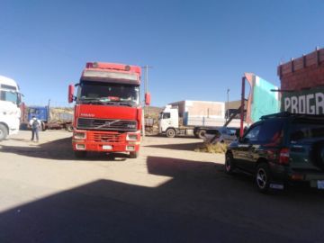 El transporte pesado bloquea las garitas de acceso a la ciudad.