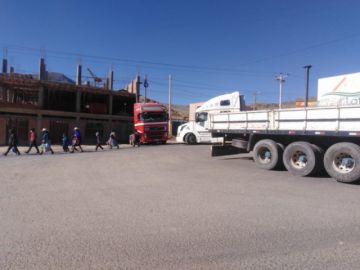 El transporte pesado bloquea las garitas de acceso a la ciudad.