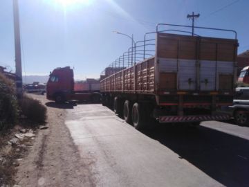El transporte pesado bloquea las garitas de acceso a la ciudad.