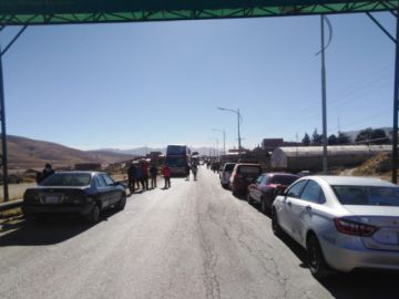 El transporte pesado bloquea las garitas de acceso a la ciudad.