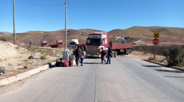 El transporte pesado bloquea las garitas de acceso a la ciudad.